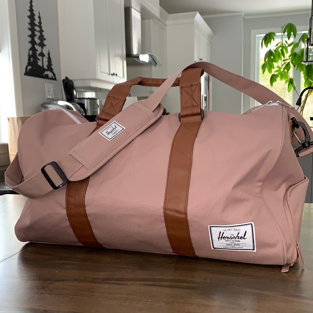 Herschel weekender bag is dusty rose